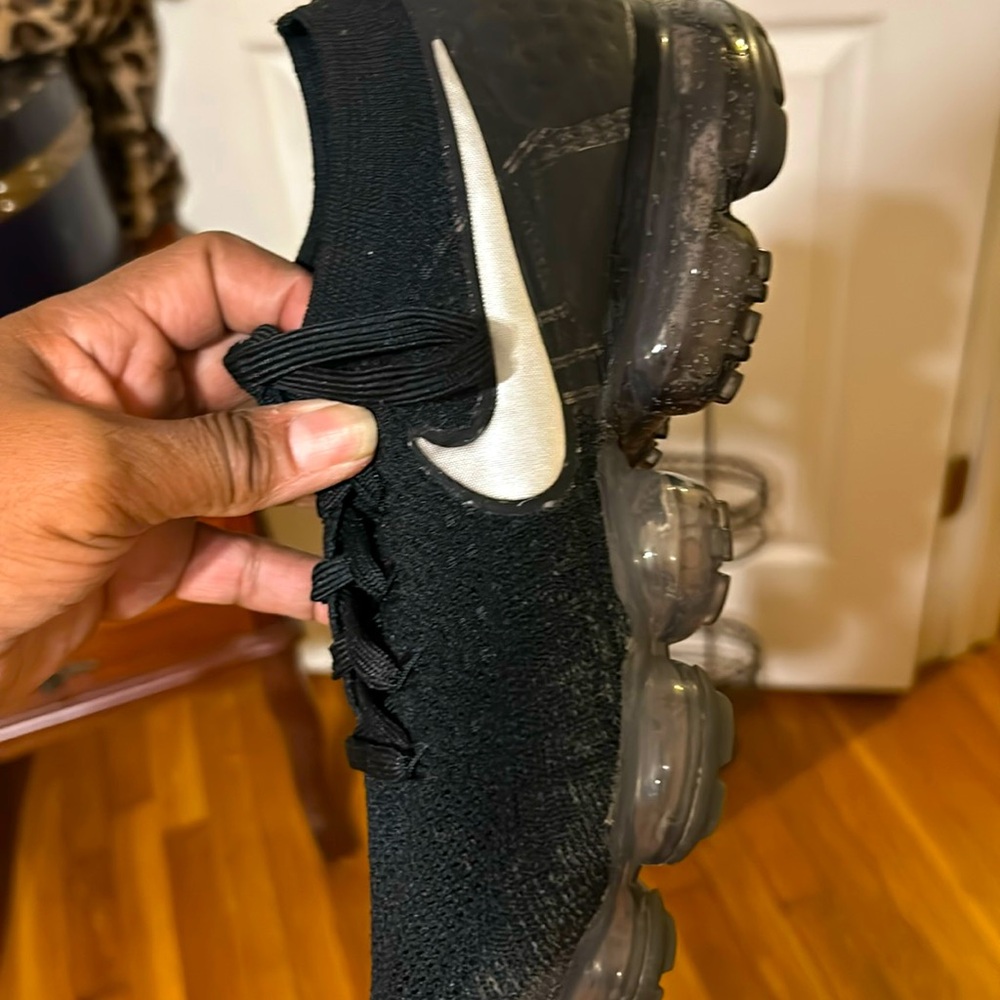 Like new Nikes black size 8